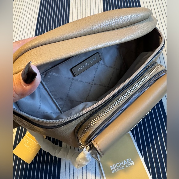 NWT🎉Michael Kors Maisie Large Pebbled Leather 2-in-1 Sling Pack in Camel $548 - Picture 8 of 10